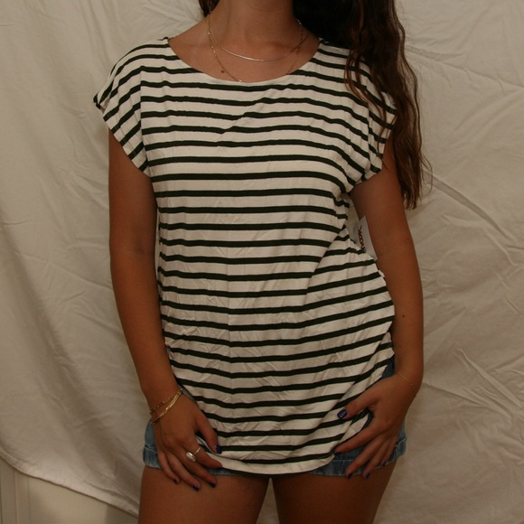 NEW WITH TAGS Green Envelope Stripped Green T-shirt - Picture 2 of 2